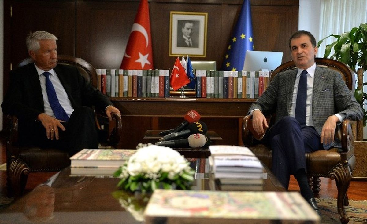Bakan Çelik: "Türkiye\'yi Eleştirmek ile Türkiye Karşıtlığı Arasına Bir Mesafe Koymak Gerekir"