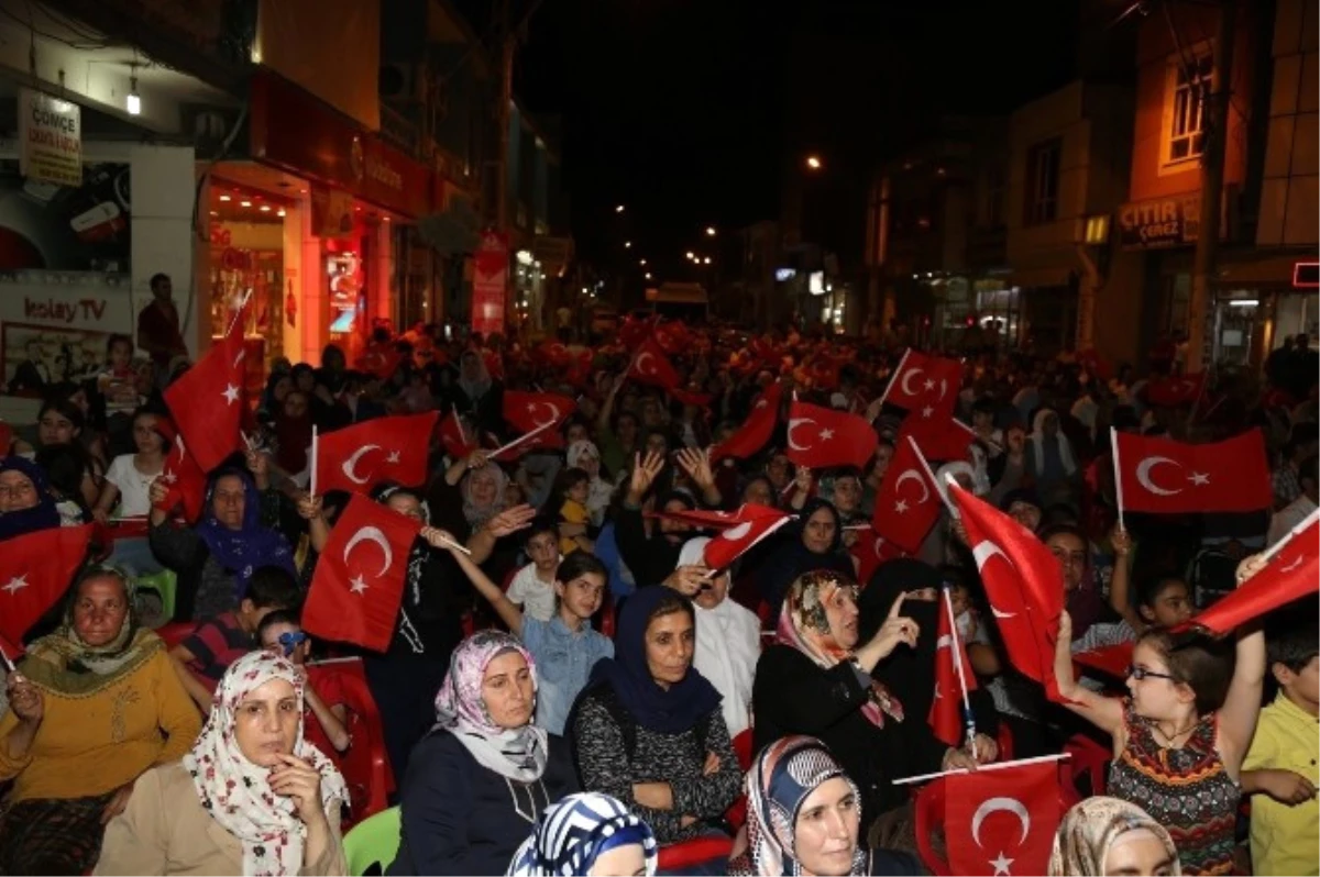 Belediye Başkanı Mehmet Ekinci Viranşehir\'de Demokrasi Nöbetine Katıldı
