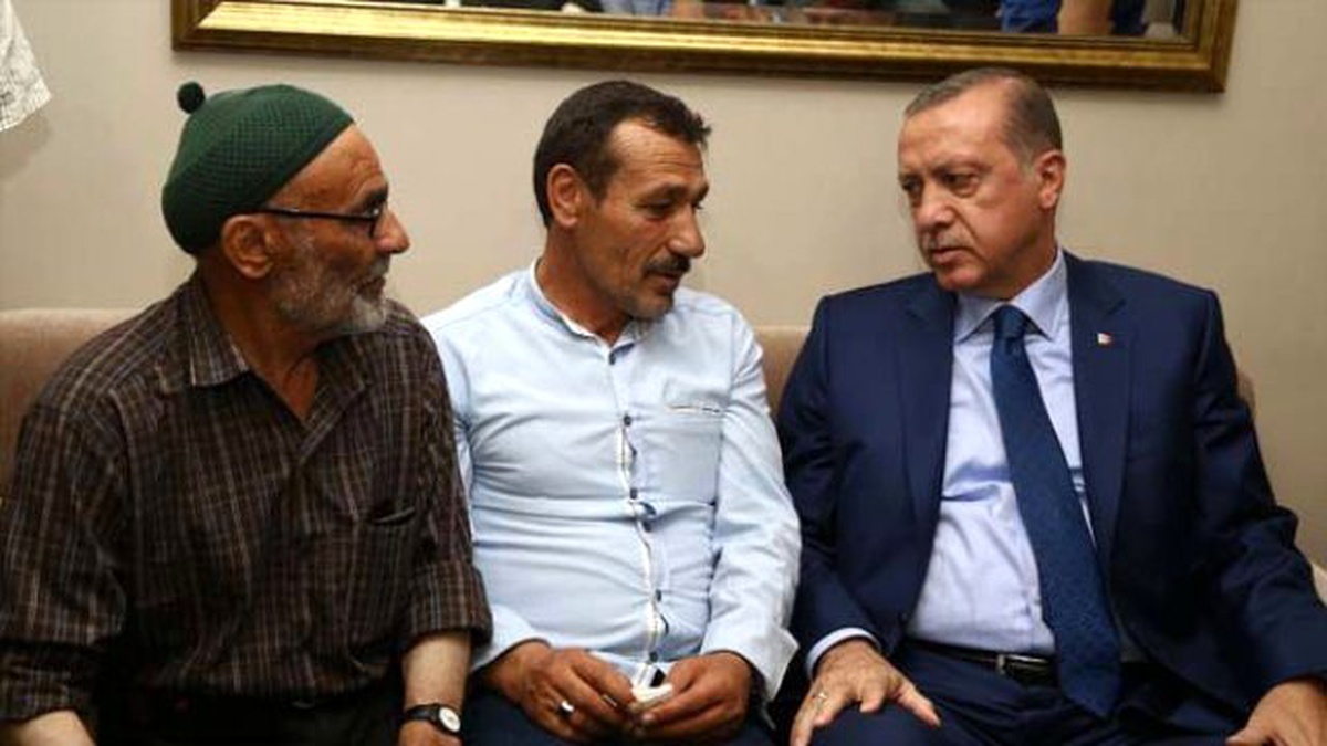Cumhurbaşkanı Erdoğan, Şehit Ailesini Ziyaret Etti