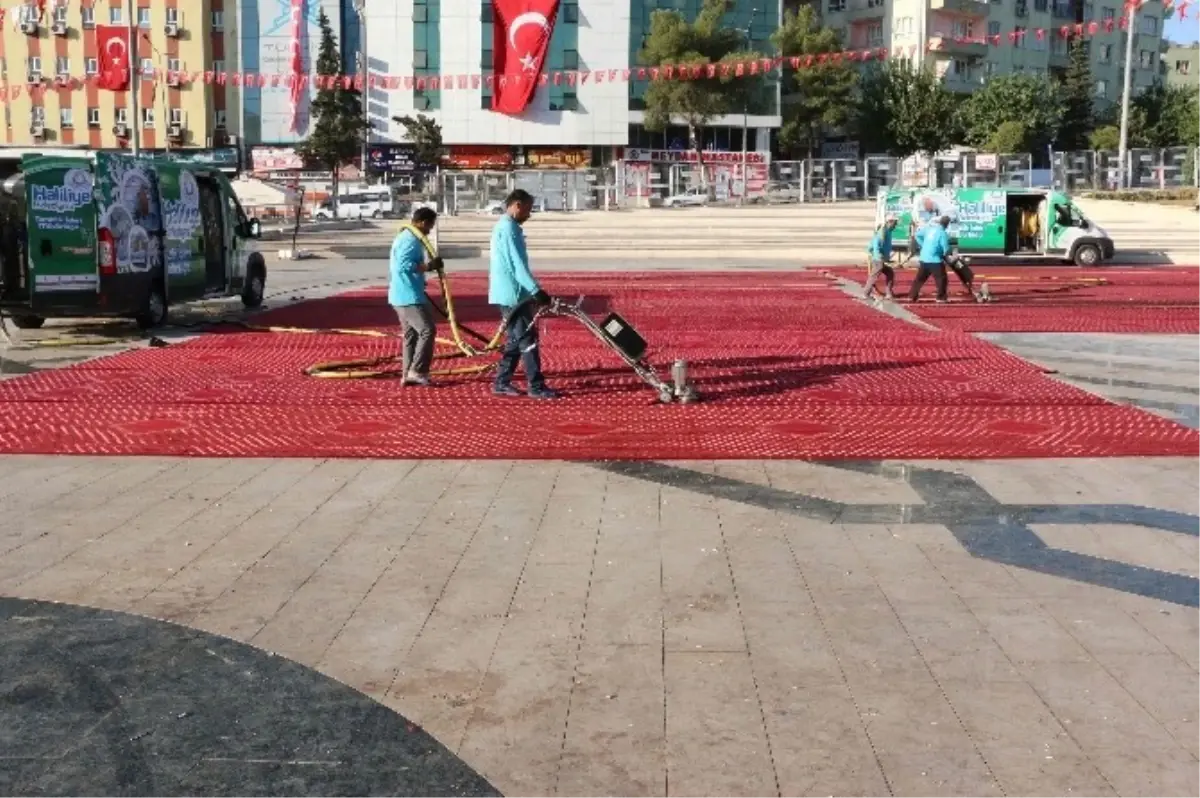 Demokrasi Nöbetinin Tutulduğu Alan 60 Kişilik Ekiple Temizleniyor