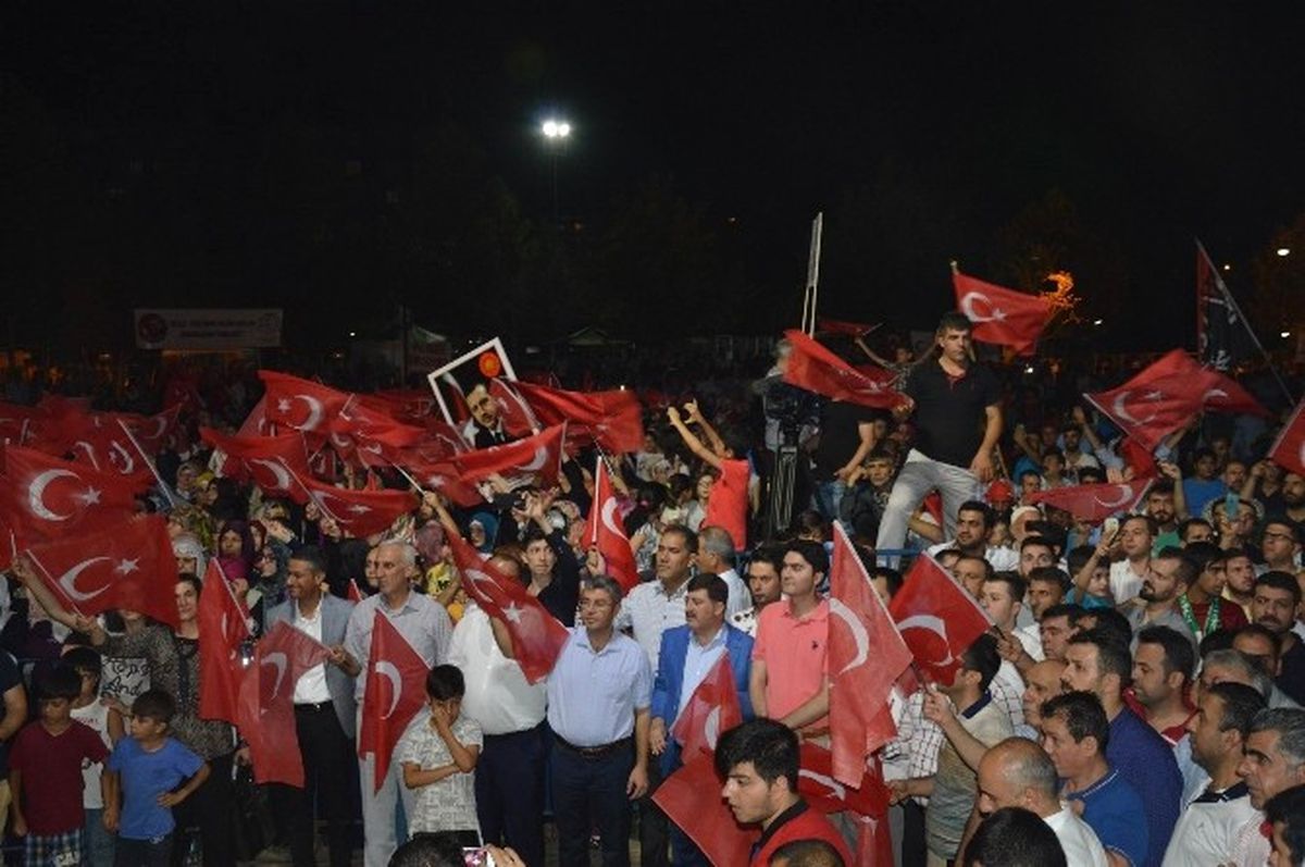 Diyarbakır\'da Demokrasi Nöbeti Devam Ediyor