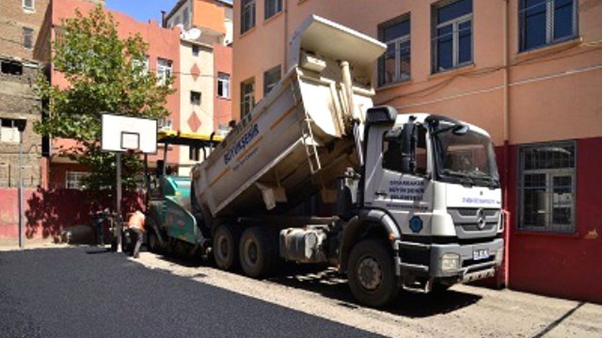 Diyarbakır\'da Okul Bahçelerini Asfaltlıyor