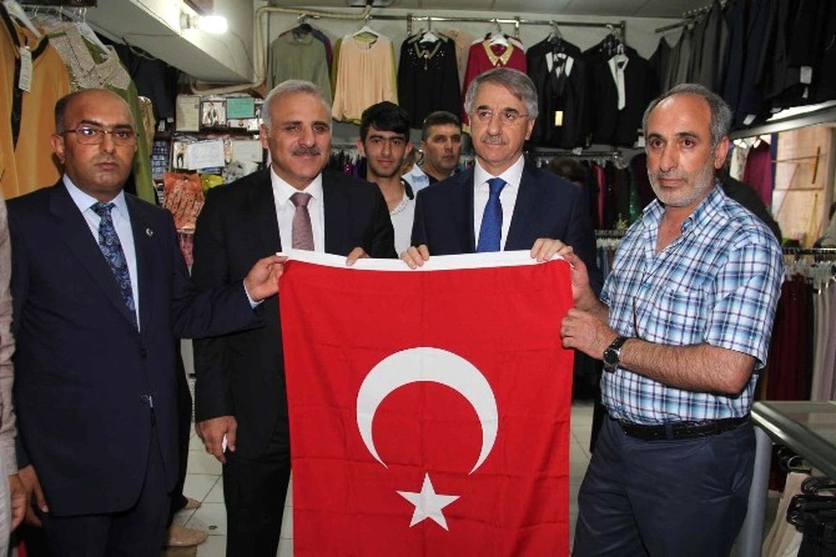 Elazığ\'da Darbeye Karşı Duran Esnafa Bayrak Dağıtıldı