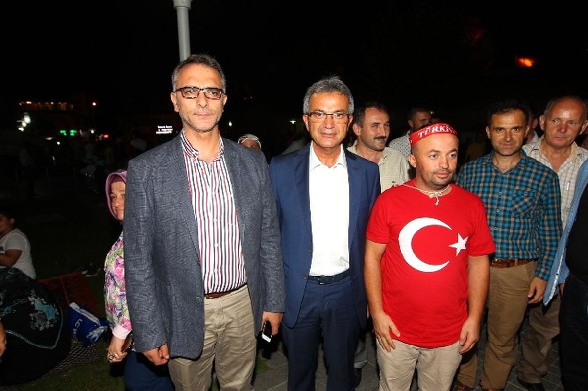 Gebze\'de Demokrasi Nöbeti Devam Ediyor