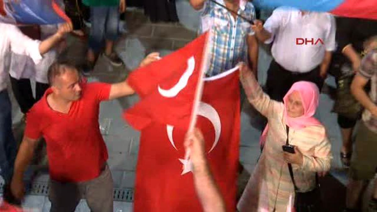 İstanbul\'da "Demokrasi Nöbeti"