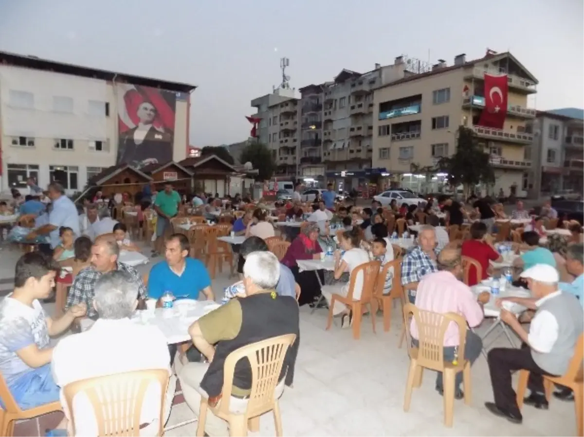 Karacasu Sydv\'den Demokrasi Nöbetinde Pilav Ayran İkramı