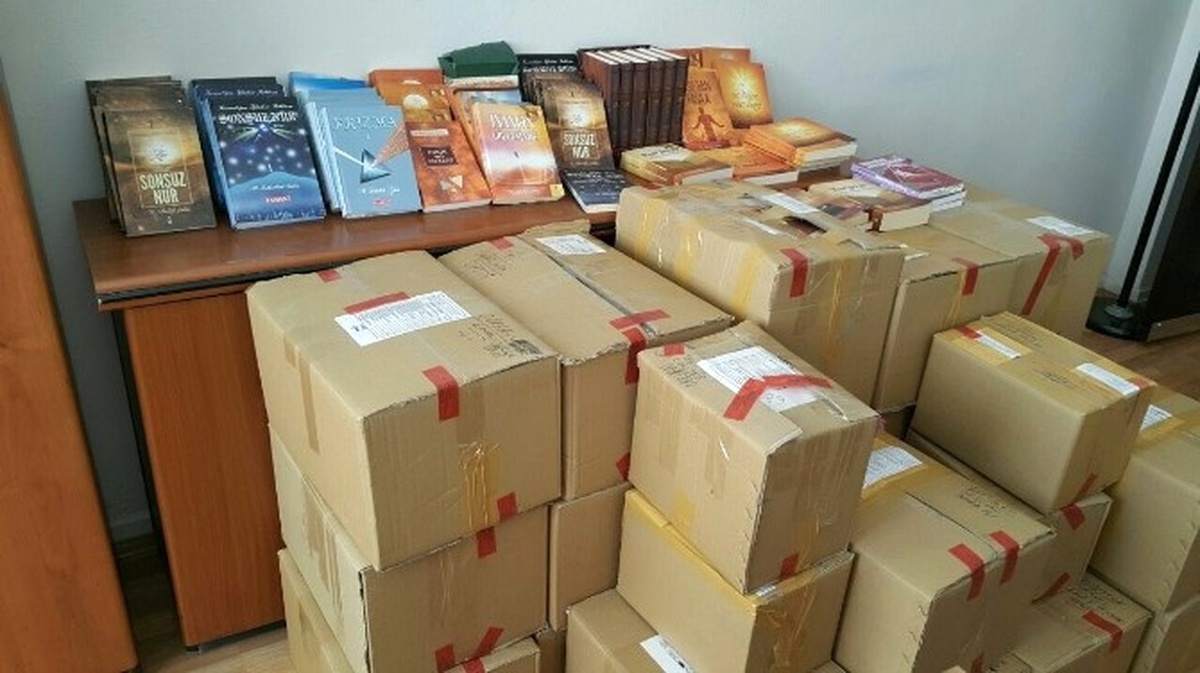 Kayseri\'de 130 İş Yerinde Fetö/pdy Liderine Ait Bin 161 Materyal Ele Geçirildi
