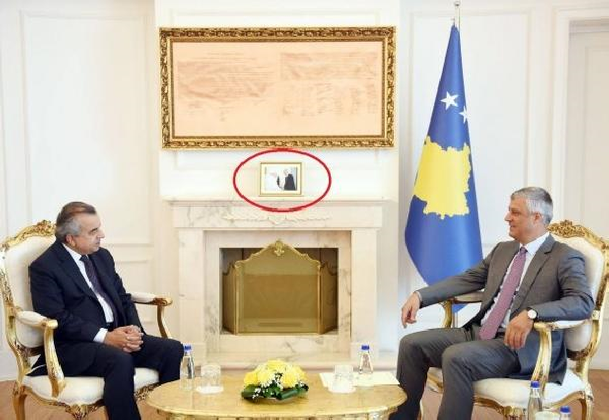Kosova Cumhurbaşkanı\'nın Papa Fotoğrafını Başköşeye Koyması Tepki Çekti