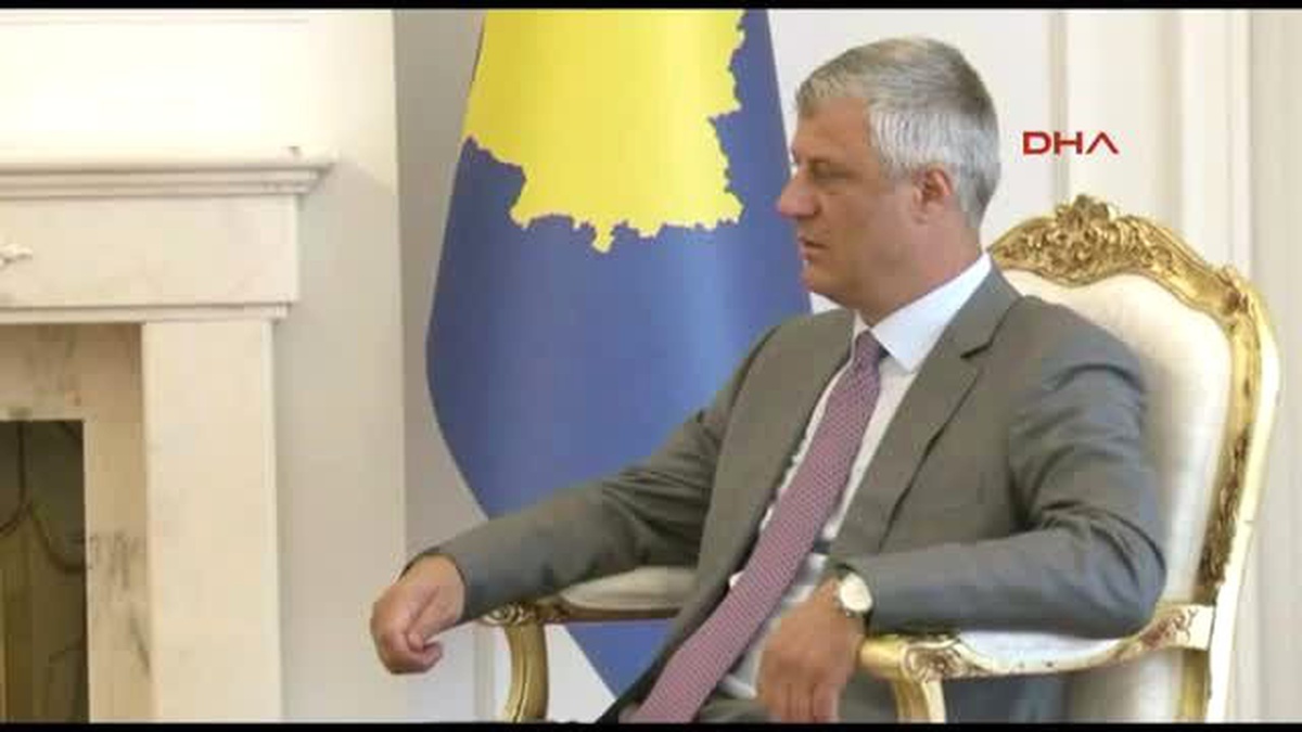 Kosova Cumhurbaşkanı?nın Papa Fotoğrafını Başköşeye Koyması Tepki Çekti