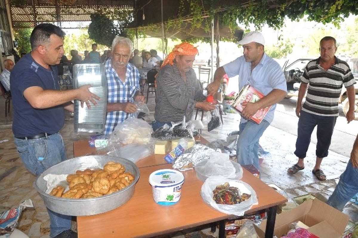 Köylüler Yangınla Savaşan Orman İşçilerine Yemek Temin Ediyor
