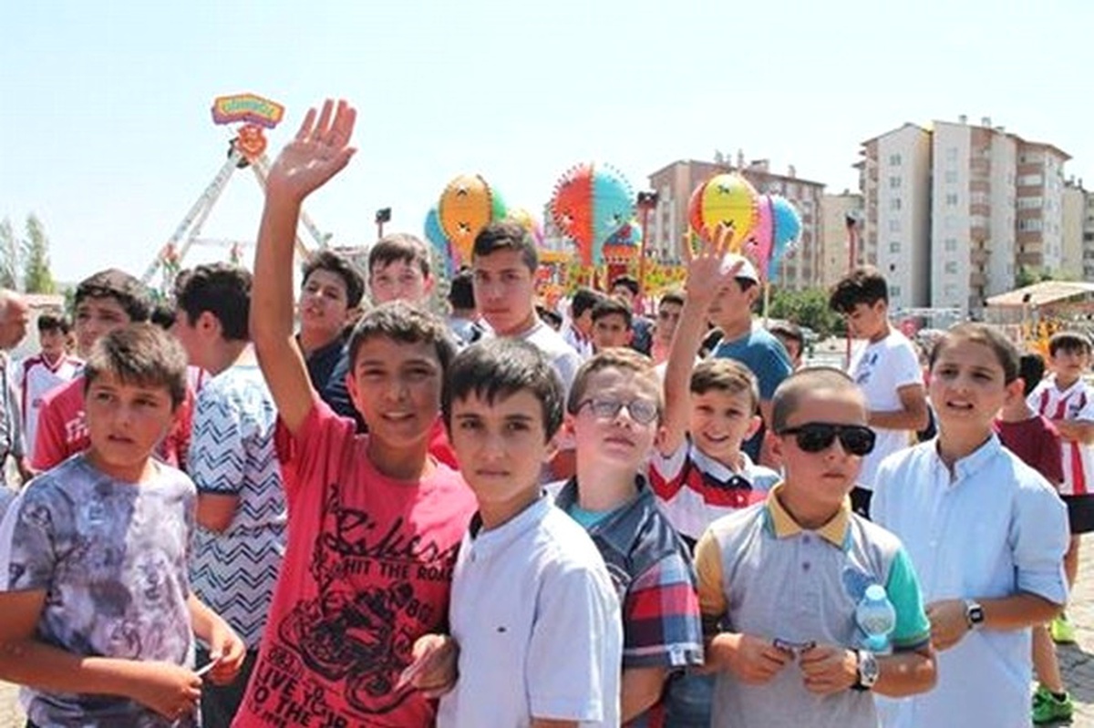 Kur\'an Kursu Öğrencilerinin Lunapark Sevinci