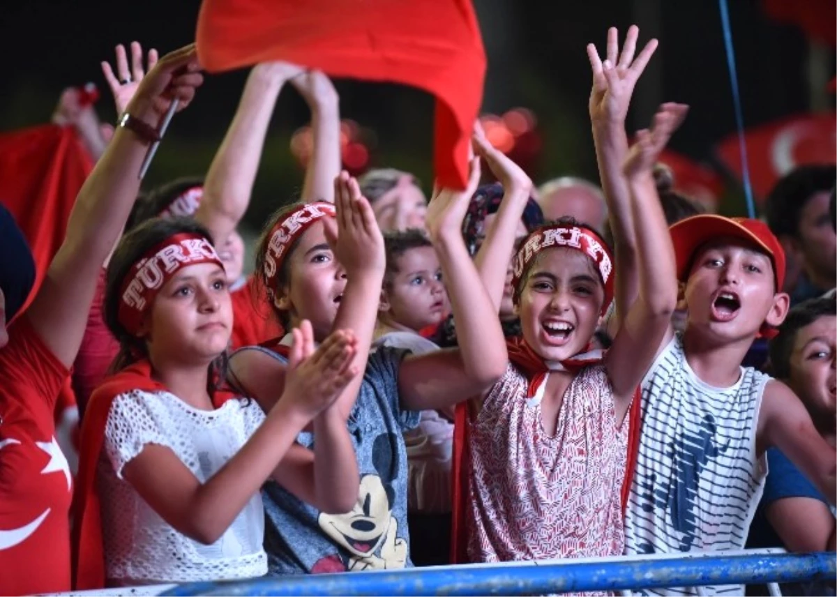 Mersin\'de Demokrasi Nöbetleri Sürüyor