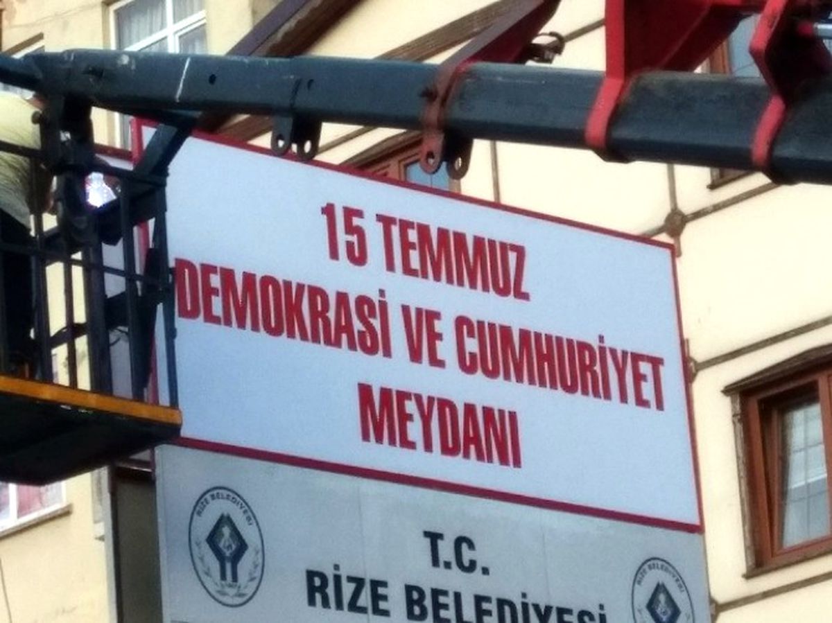 Meydana 'Demokrasi ve Cumhuriyet Meydanı' Tabelası Asıldı