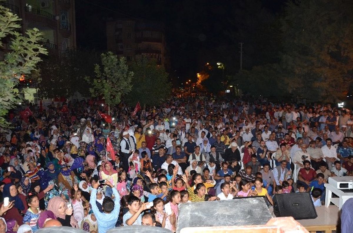 Meydanlarda \'Demokrasi Nöbeti\' Devam Ediyor