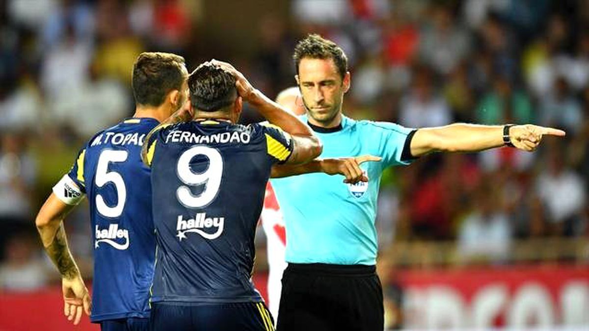 Monaco Maçı Hakemi Artur Dias Fenerbahçe'yi Mağdur Etti