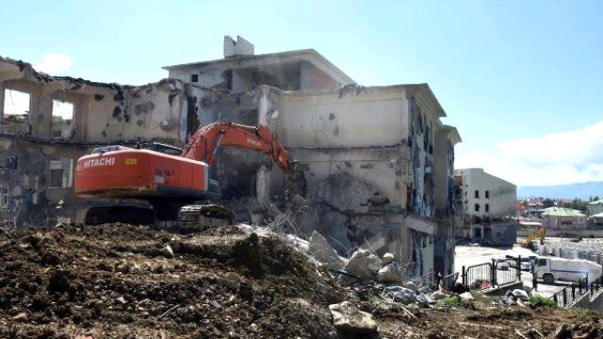 Nusaybin\'de Hasarlı Binaların Yıkımına Başlandı