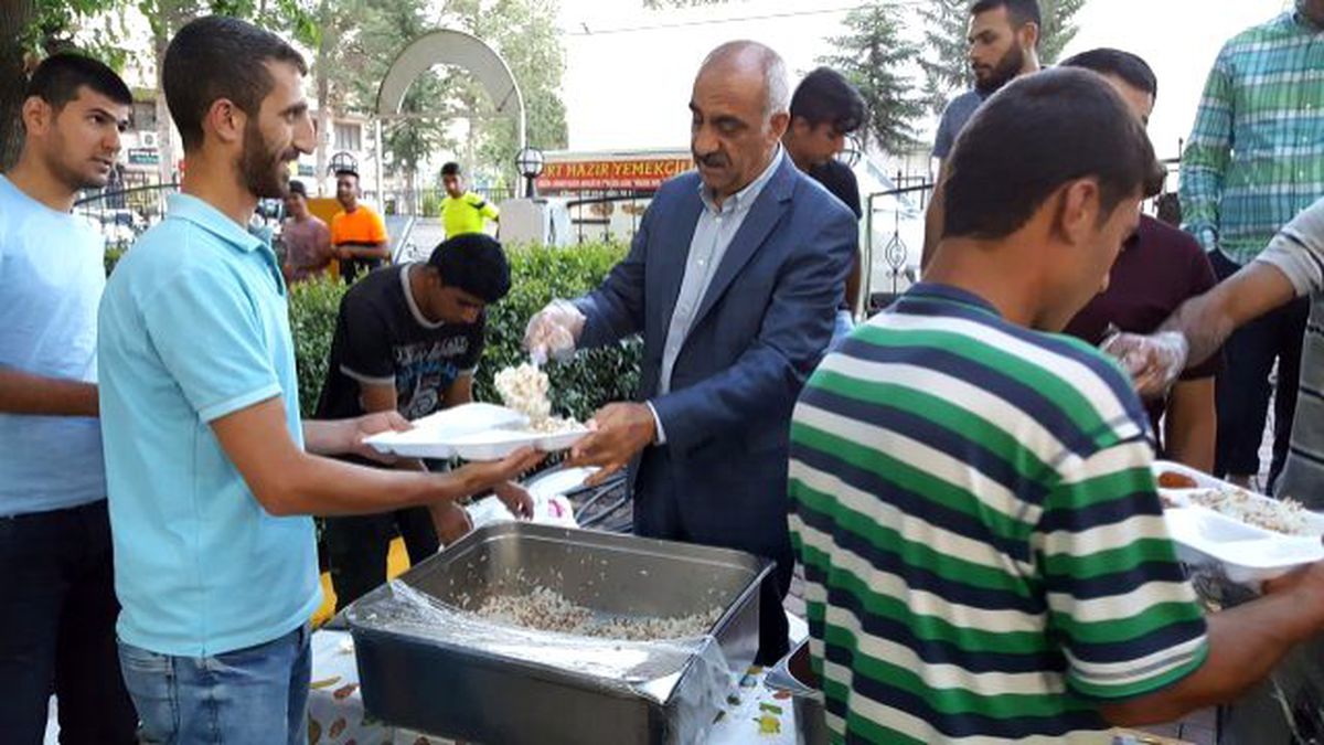 Şanlıurfa\'da İhtiyaç Sahibi Bin Aileye Sıcak Yemek Dağıtımı