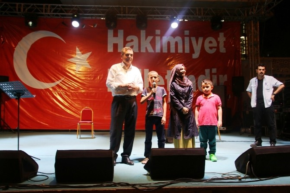 Şanlıurfa\'daki Milli İrade Nöbetinde Çorba Dağıtıldı