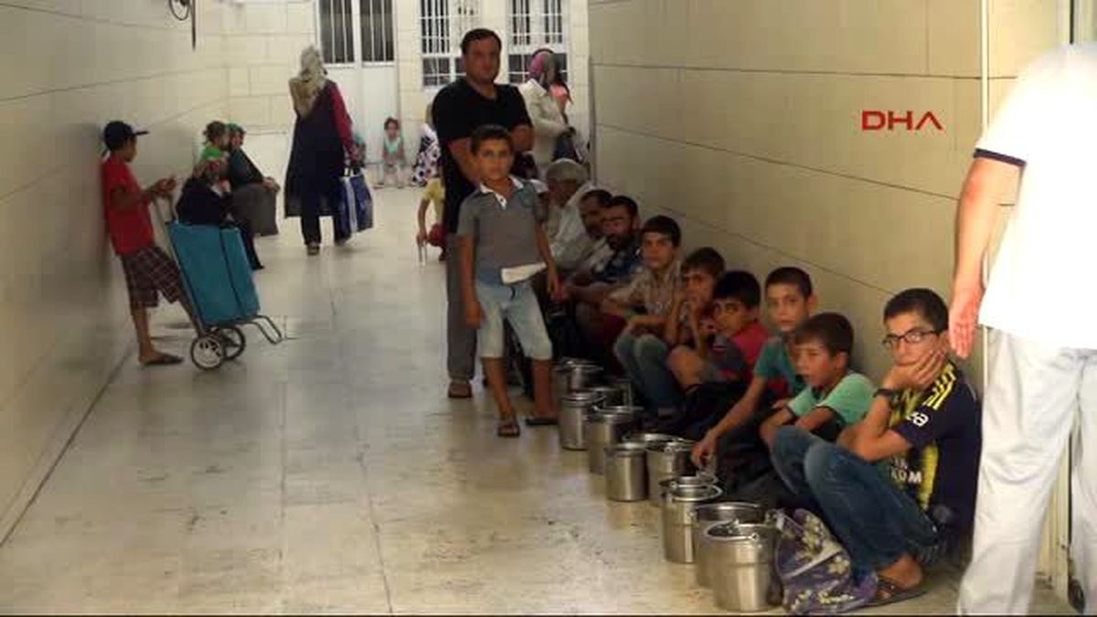 Şanlıurfa Valisi Aşevinde Yemek Dağıttı