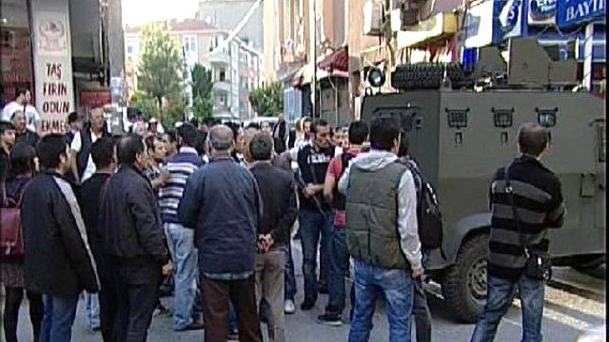 İstanbul\'da Kanlı Gece. 10 Yaşındaki Çocuk Vurularak Öldü, 2 Polis ve 1 Kişi Yaralandı
