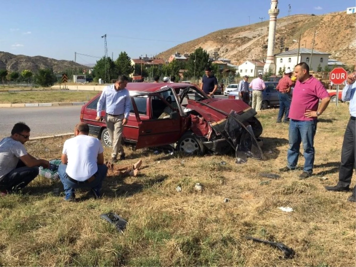 Sivas\'ta Otomobil ile Hafif Ticari Araç Çarpıştı: 2 Yaralı