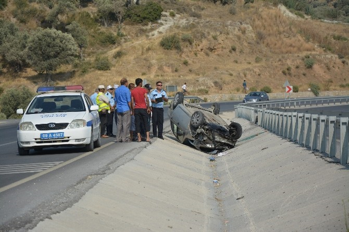 Söke\'de Otomobil Bariyerlere Çarpıp Takla Attı: 3 Yaralı