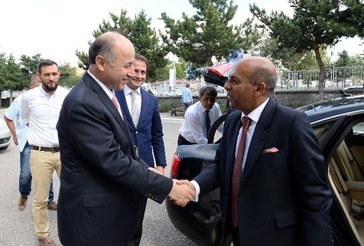 Sri Lanka Büyükelçisi Pakeer Mohiden Amza, Vali Azizoğlu\'nu Ziyaret Etti