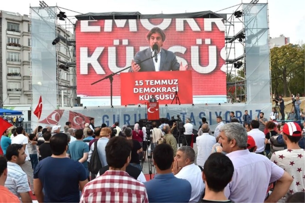 Taksim Demokrasi Kürsüsü\'nde Türkiye\'nin Büyük Zaferi Anlatıldı