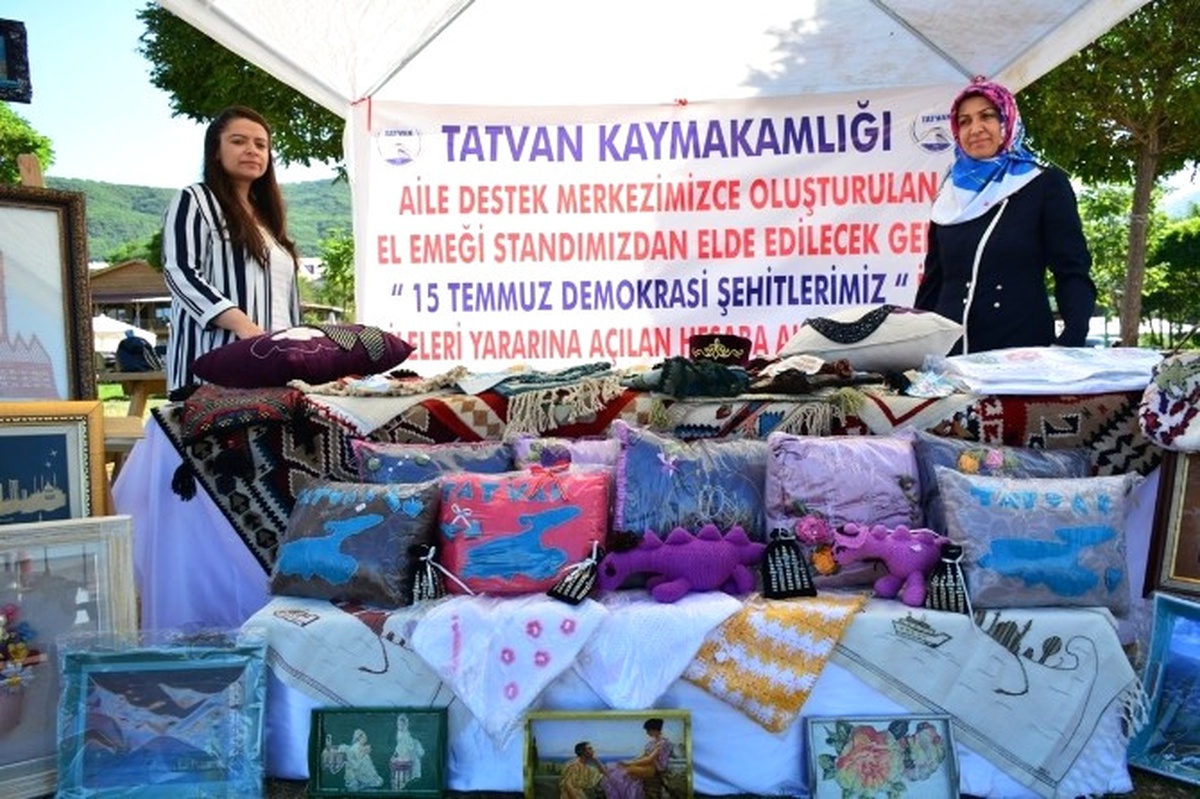 Tatvan\'da Demokrasi Şehitlerinin Aileleri Yararına Stant Açıldı