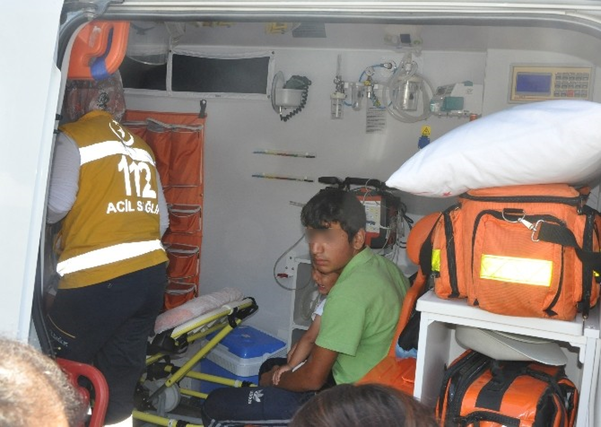 Tekirdağ\'da Otomobil Elektrikli Bisiklete Çarptı: 3 Yaralı