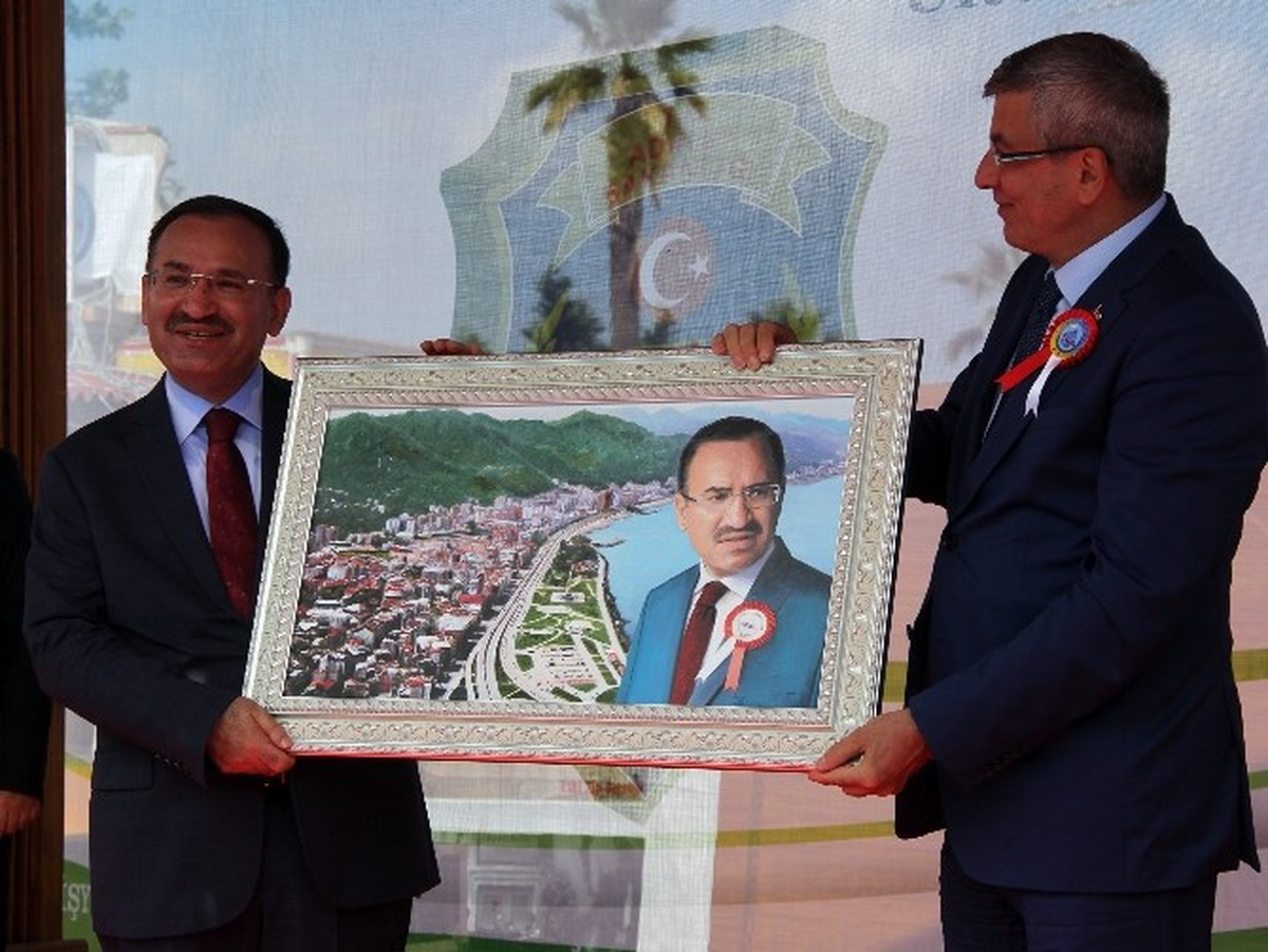 Adalet Bakanı Bekir Bozdağ Rize\'de