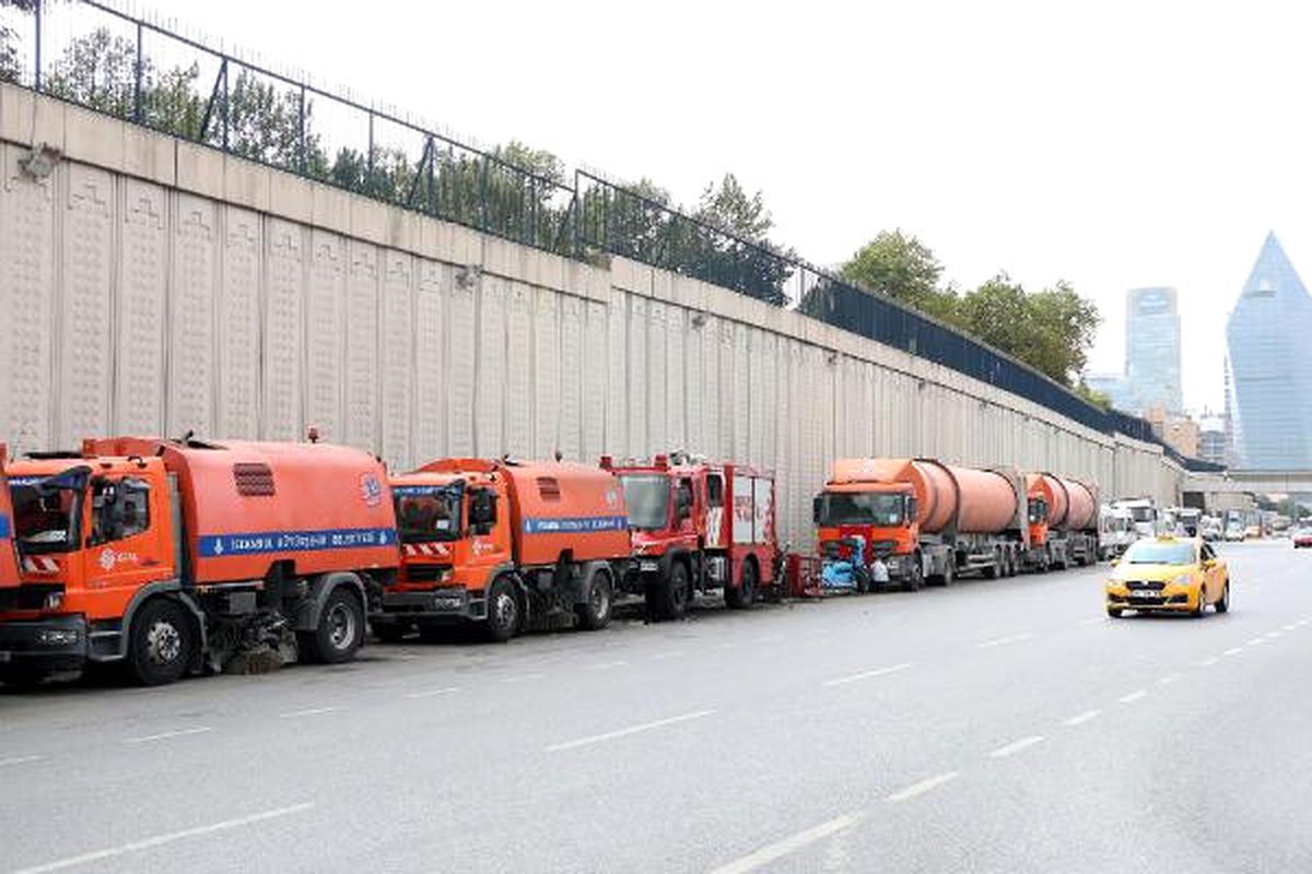 Askeri Birlik Önündeki Araçlar Geri Çekildi