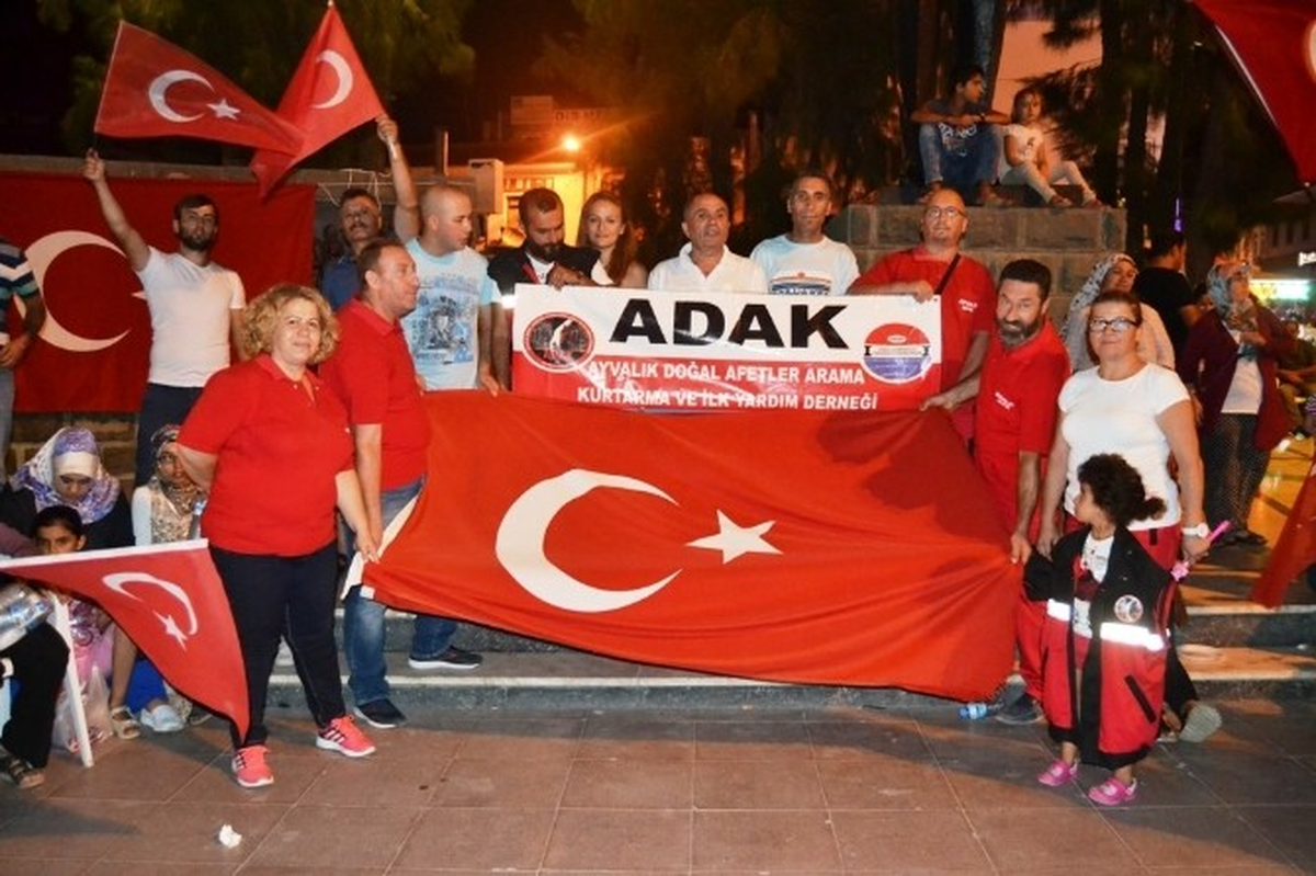 Ayvalık\'ta Demokrasi Nöbetleri Sürüyor