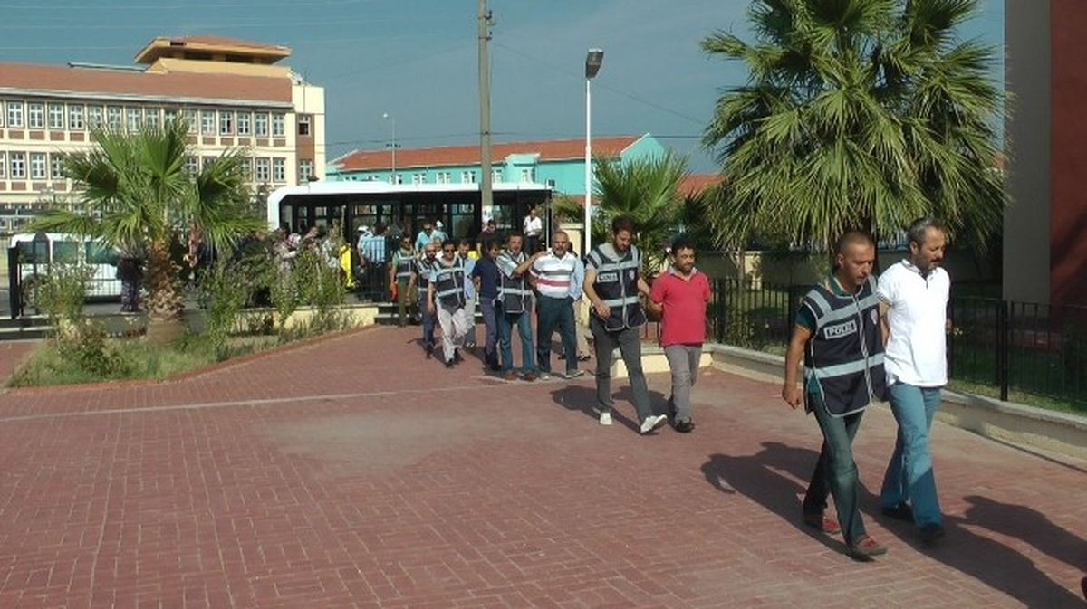 Ayvalık\'ta Fetö Operasyonunda Gözaltına Alınan 18 Kişi Tutuklandı