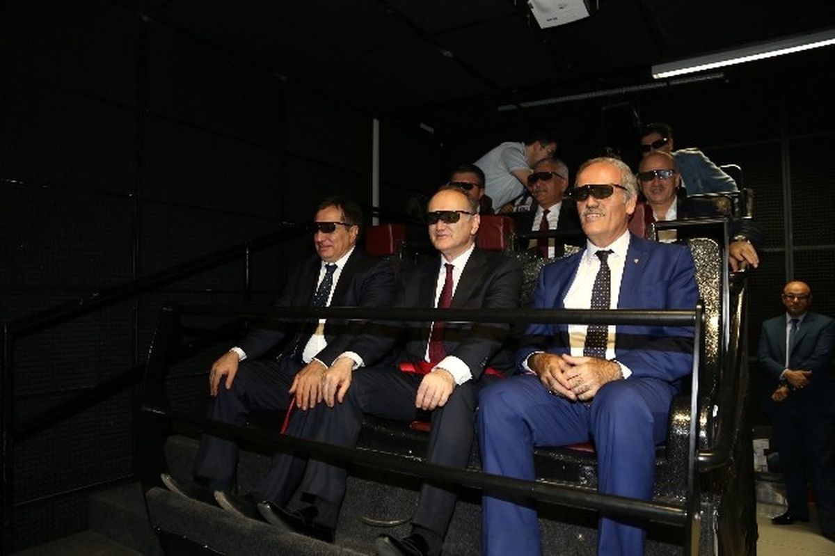 Bakan Özlü 'Dinozor' Sergisini Açtı