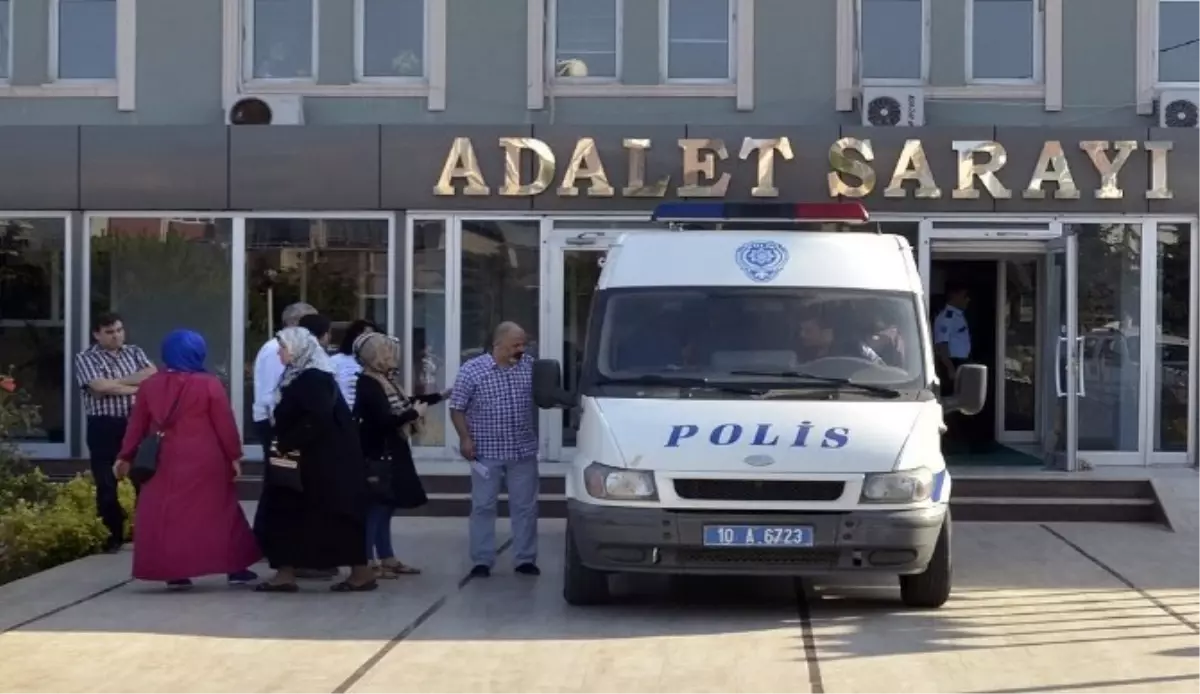 Bandırma\'da 100\'ün Üzerinde Kamu Görevlisi Açığa Alındı