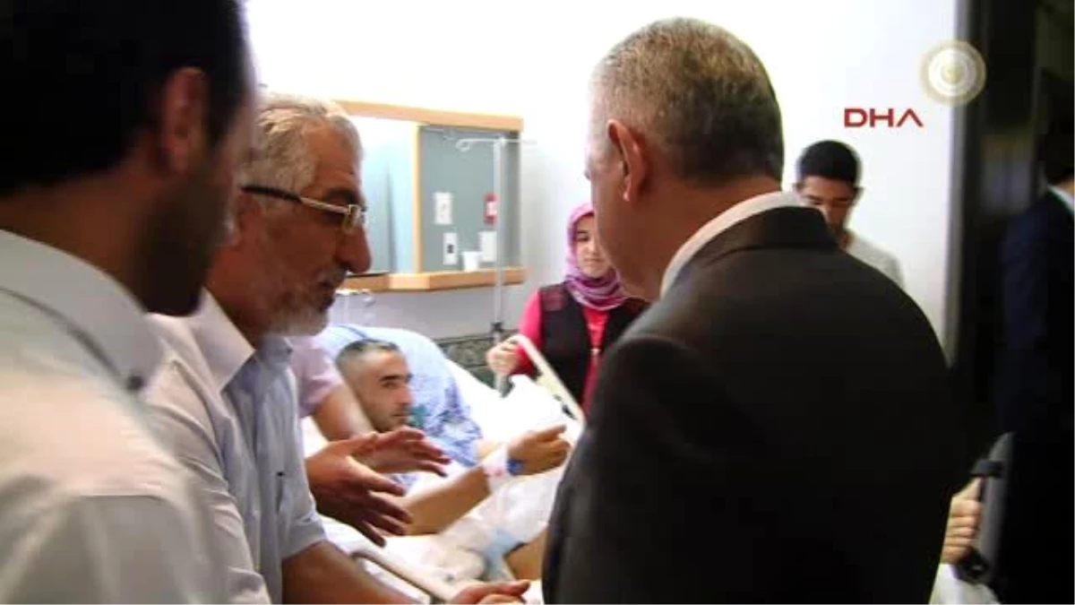 Başbakan Yıldırım, 15 Temmuz\'da Yaralanan Çetin Yıldız\'ı Hastanede Ziyaret Etti