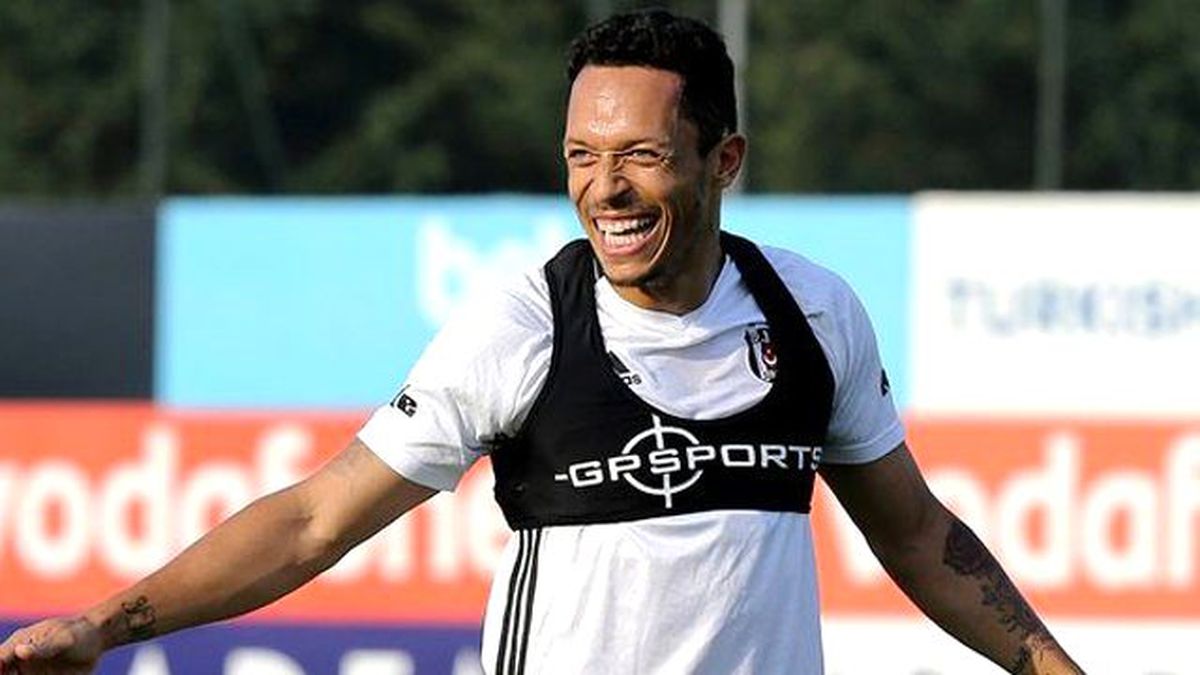 Beşiktaşlı Adriano, İlk Maçında 3 Numarayı Giydi