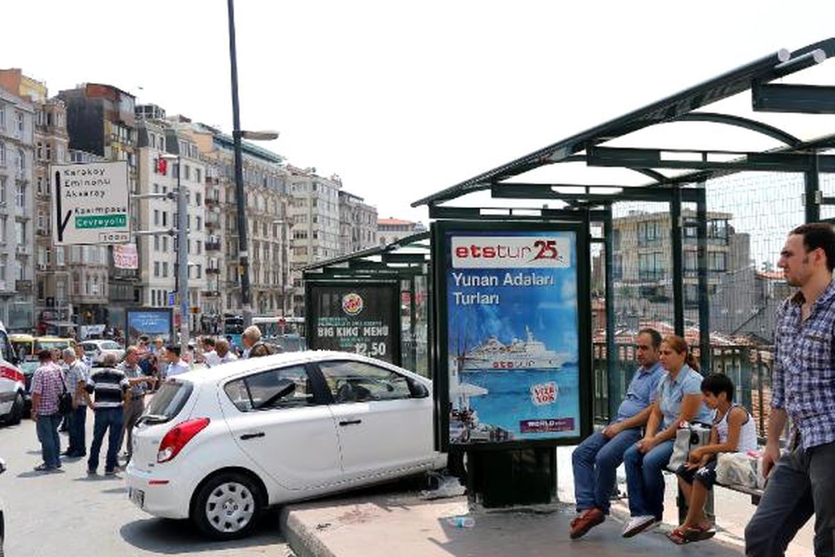 Beyoğlu'nda Yorgun Sürücü Otomobiliyle Durağa Daldı: 2 Yaralı