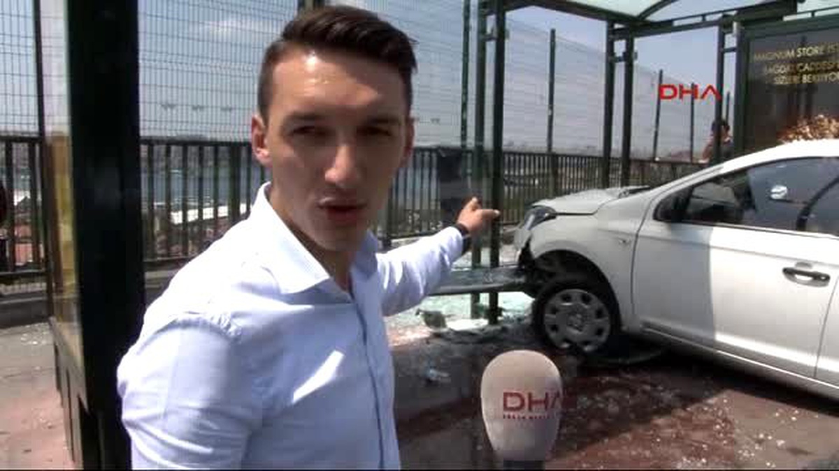 Beyoğlu\'nda Yorgun Sürücü Otomobiliyle Durağa Daldı: 2 Yaralı