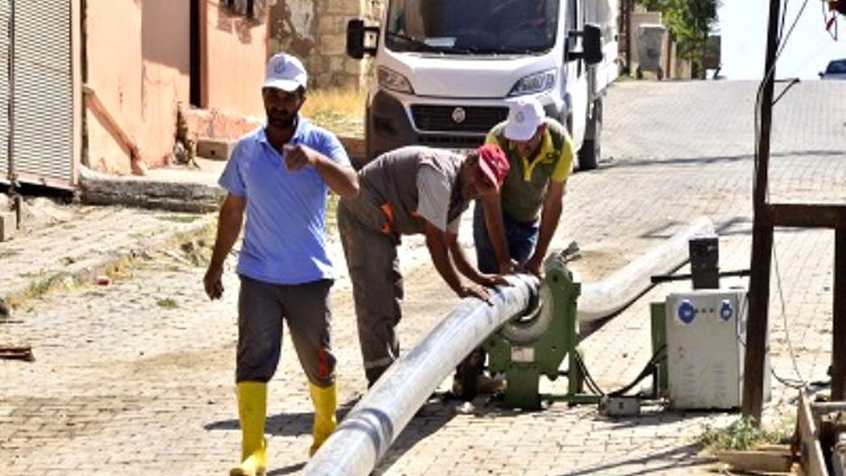 Çınar\'a Doğal Kaynak Suyu Veriliyor
