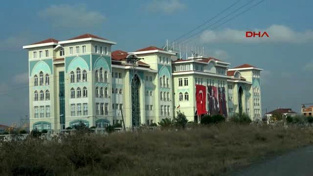 Kapatılan Cemaat Okuluna Atatürk ve Erdoğan Posteri Asıldı