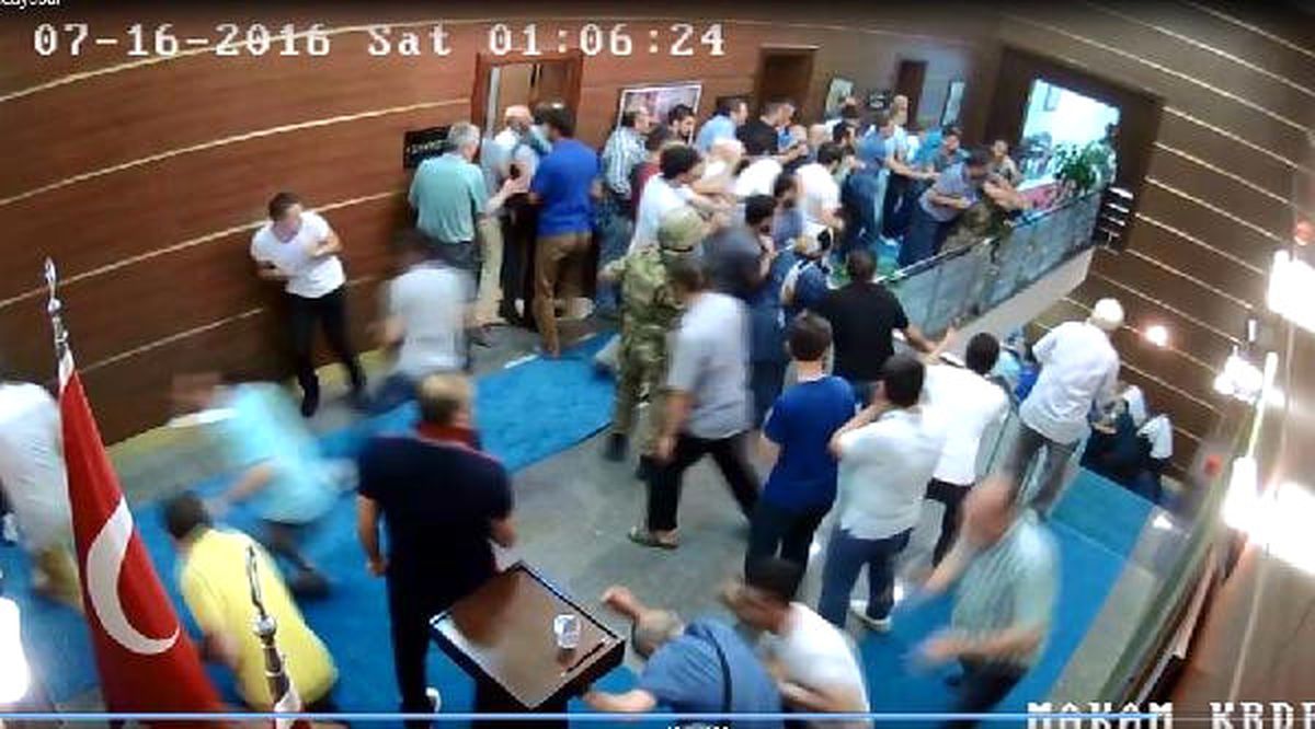 Darbecilerin Sakarya Valiliğini İşgali ve Halkın Valilikte Darbecilere Müdahalesi Kamerada