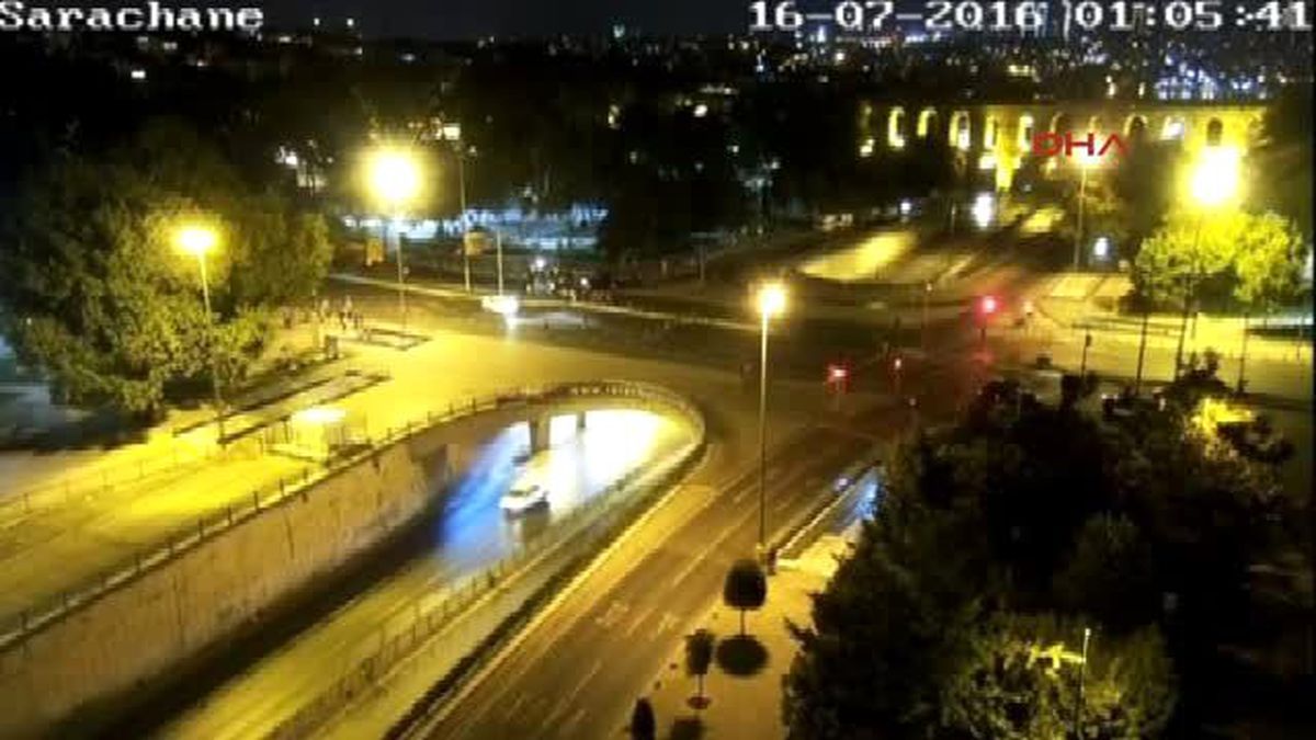 Darbecilerin Sivillerin Üzerine Kurşun Yağdırdığı İbb Önünde O Gece Yaşananlar