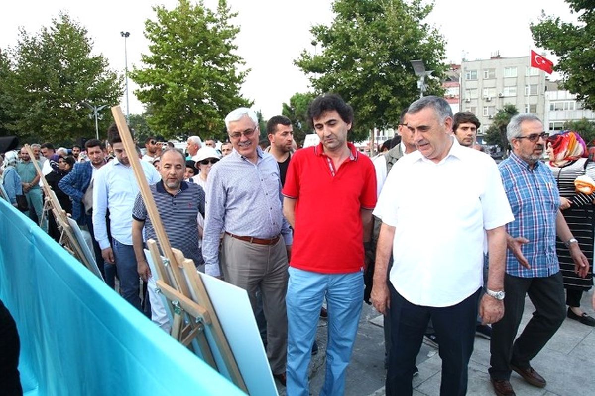 Darbeye Fırça\' Sergisi Kent Meydanı\'nda Sergilenmeye Başlandı