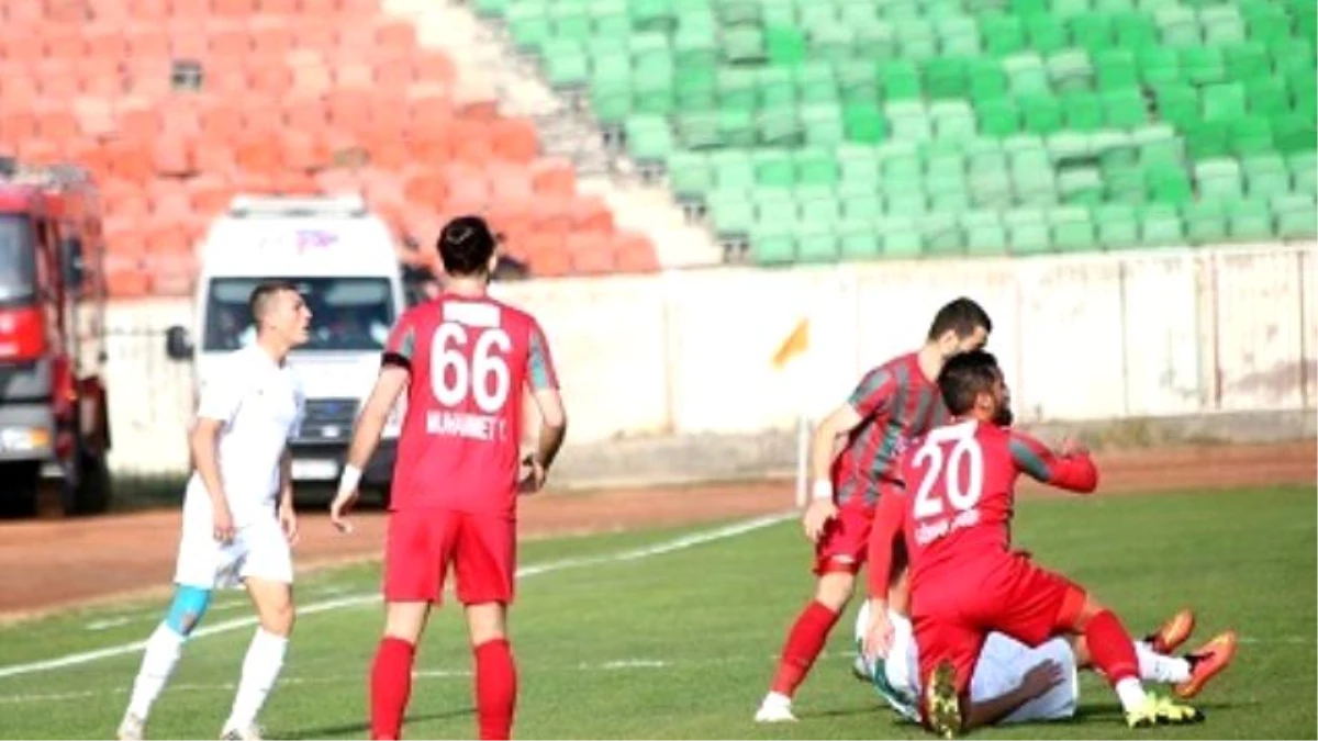 Diyarbekirspor\'un Futbolcuları Kapışılıyor