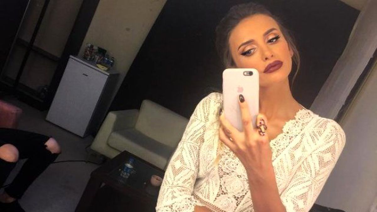 Emina Sandal, Çıplak Sesle Açık Havada Şarkı Söyledi