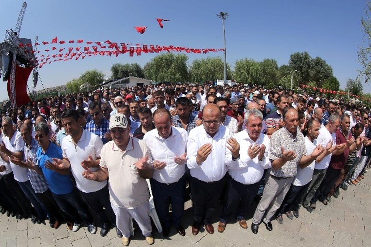 Gölbaşı\'nda Demokrasi Şehitleri İçin Gıyabi Cenaze Namazı Kılındı