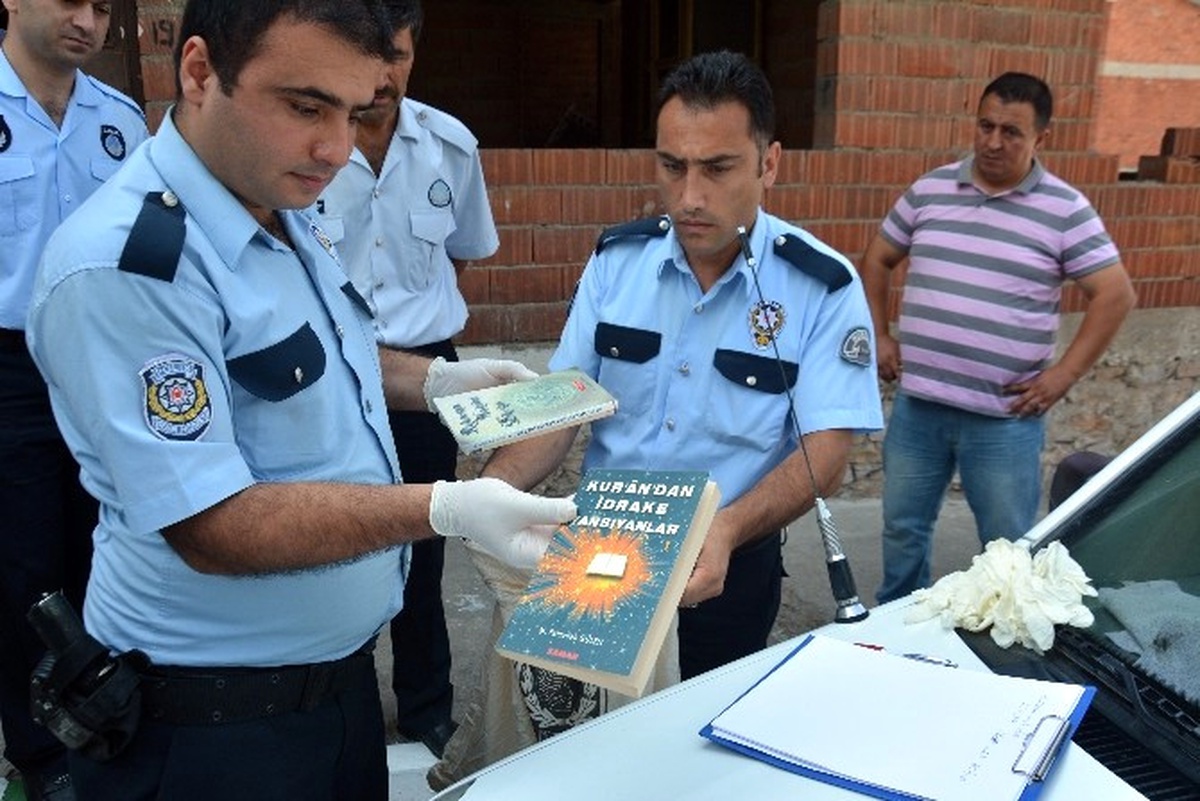Gülen\'in Kitaplarıyla Birlikte Kur\'an-ı Kerim\'i de Çöpe Attılar