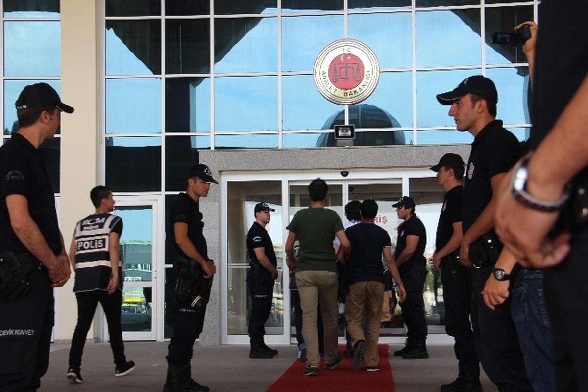İlçe Emniyet Müdürü O Gece Askere "Direnmeyin" Talimatı Vermiş